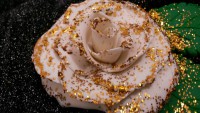 Rosa blanca con purpurina golden
